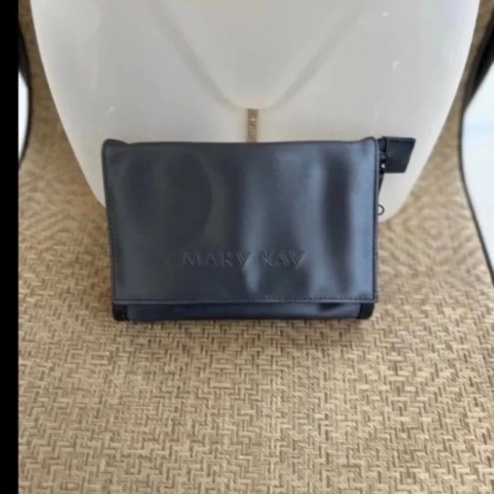 Sleek Black Cosmetic Case for Effortless Organization